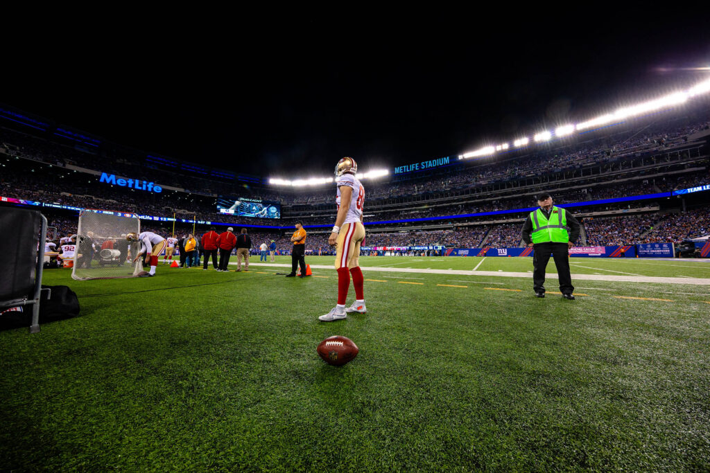 NFL game NY Giants vs San Francisco 49ers live at the Mets Life Stadium